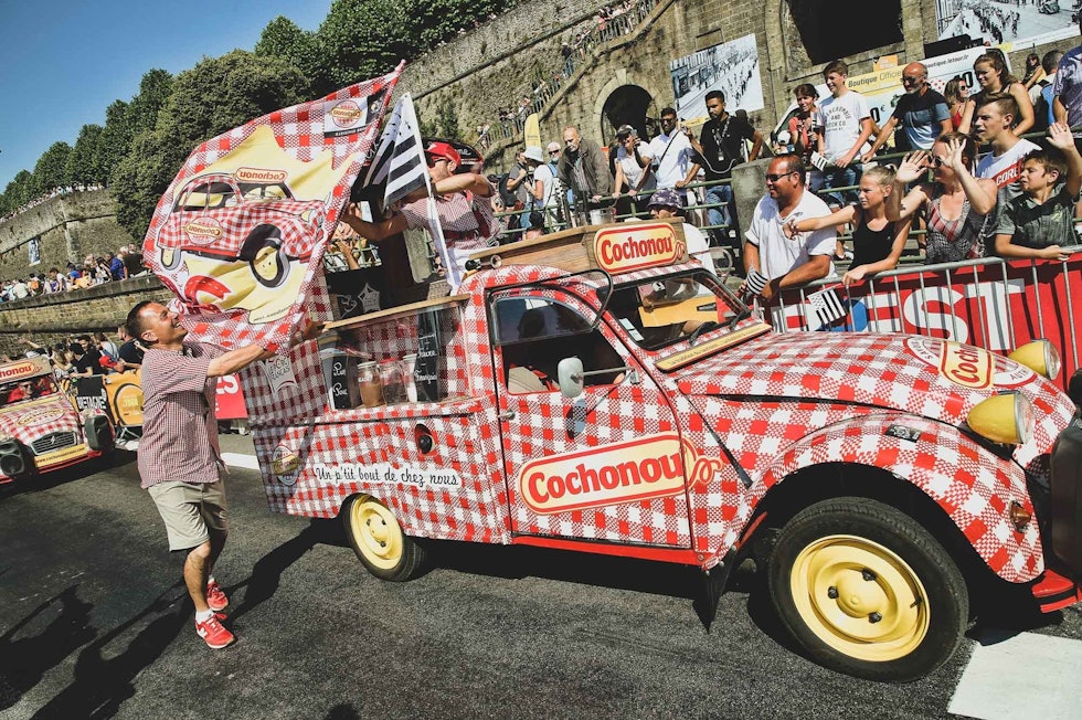 KARAVANEN: I reklamekaravanen, som kjører et par timer foran feltet, er det flere hundre biler. Foto: Cor Vos. biler-tour-de-france-1-2