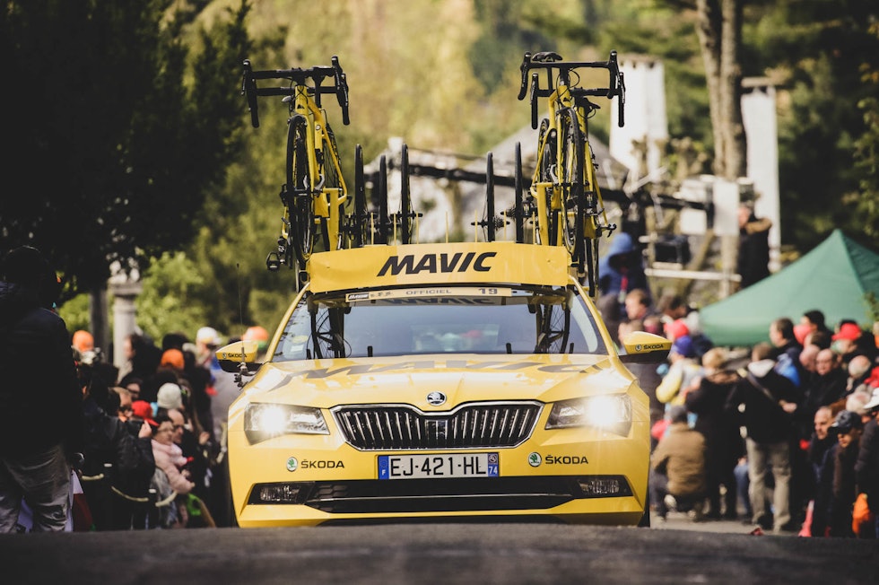 IKONISKE: De gule Mavic-følgebilen er synonymt med Tour de France. Foto: Cor Vos biler-tour-de-france-1