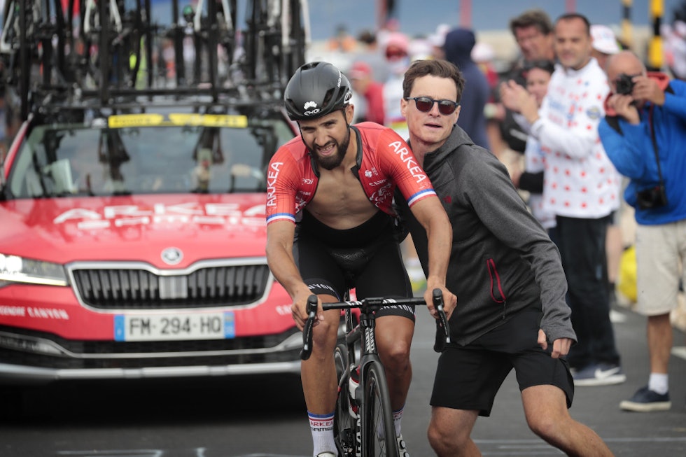 EN HJELPENDE HÅND: En tilskuer gir Nacer Bouhanni (Arkéa-Samsic) et lite dytt oppover fjellsiden. Foto: Cor Vos tour de france, mont ventoux, nacer bouhanni
