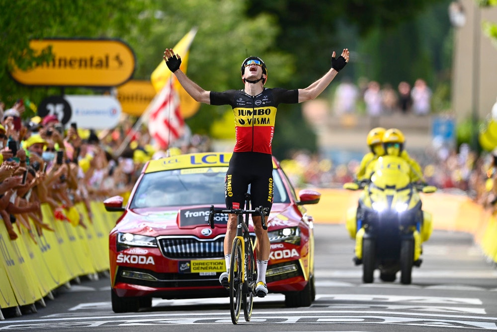 EUFORISK: Wout van Aert jublet vilt etter å ha krysset målstreken i Malaucène. Foto: Cor Vos wout van aert, tour de france, mont ventoux(1)