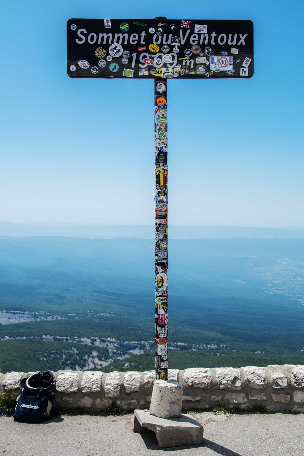 TOPPUNKT: Mont Ventoux ruver 1909 meter over havet og er det høyeste fjellet i Provence. TOPPUNKT: Mont Ventoux ruver 1909 meter over havet og er det høyeste fjellet i Provence.