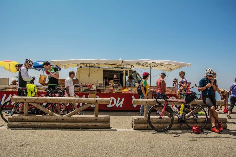BELØNNING: Etter å ha klatret til toppen av Mont Ventoux venter en søt belønning på alle syklister. I 2000 meters høyde selges det nemlig godteri i alle smaker, former og fasonger. Slå dere løs! Det er viktig å fylle på karbohydrater etter fysisk aktivitet. BELØNNING: Etter å ha klatret til toppen av Mont Ventoux venter en søt belønning på alle syklister. I 2000 meters høyde selges det nemlig godteri i alle smaker, former og fasonger. Slå dere løs! Det er viktig å fylle på karbohydrater etter fysisk aktivitet.