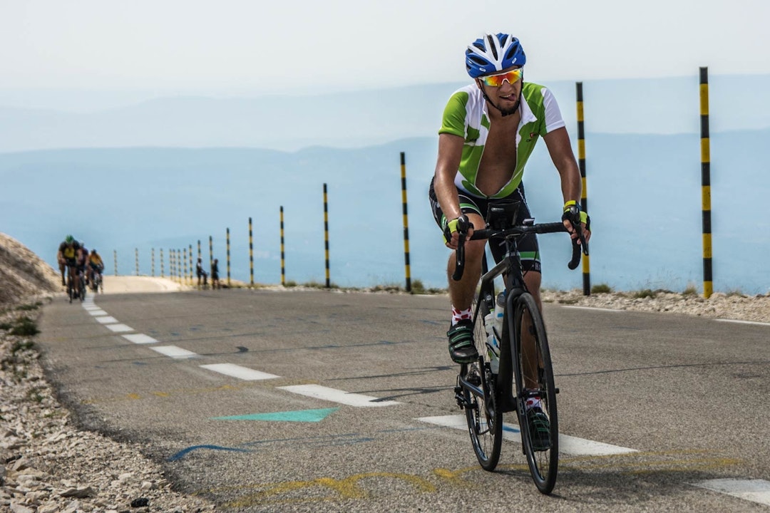 KLATRESOKKER: De drøye 22 kilometer med stigning fra Bédoin til toppen av Mont Ventoux er krevende både fysisk og mentalt. Riktig fokus er derfor viktig. Mario har for anledning tatt på klatresokkene sine, som gjør at han flyver opp fjellet.