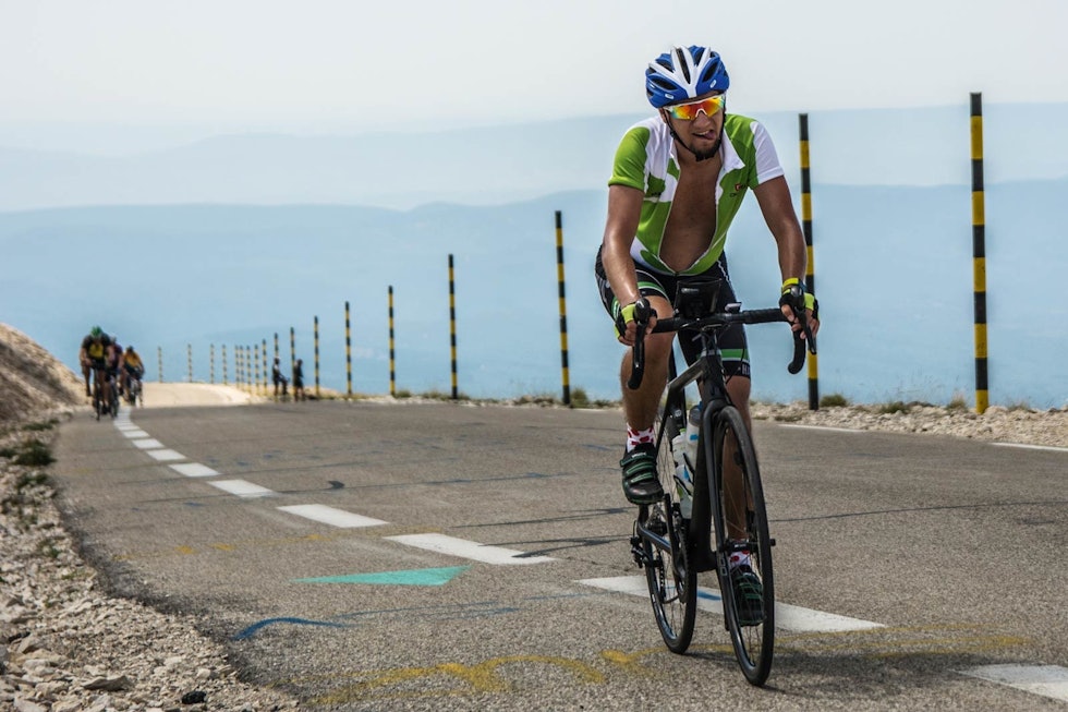 KLATRESOKKER: De drøye 22 kilometer med stigning fra Bédoin til toppen av Mont Ventoux er krevende både fysisk og mentalt. Riktig fokus er derfor viktig. Mario har for anledning tatt på klatresokkene sine, som gjør at han flyver opp fjellet. KLATRESOKKER: De drøye 22 kilometer med stigning fra Bédoin til toppen av Mont Ventoux er krevende både fysisk og mentalt. Riktig fokus er derfor viktig. Mario har for anledning tatt på klatresokkene sine, som gjør at han flyver opp fjellet.