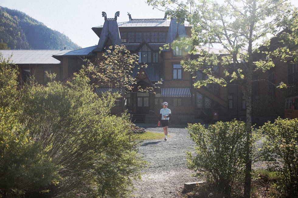 MORGENSTEMNING: Etter tidenes nattesøvn på ærverdige Hotel Dalen, nyter vi en kopp te i den franske haven. Øyvind skuer lengselsfullt på den bratte bakken vi snart skal opp. Dalenrunden-norges-flotteste-2