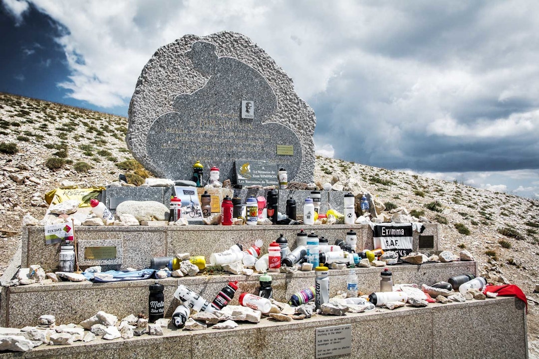 MINNESMERKE: Stedet Tom Simpson omkom i Tour de France i 1967 er det reist et minnesmerke i granitt. Syklister fra hele verden nedlegger drikkeflasker, slynger eller capser som æresbevisning.
