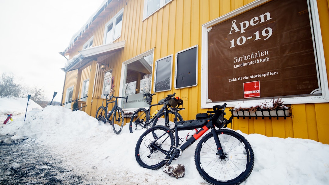 LEGGER NED: Nå er det slutt på å varme seg inne på Sørkedalen landhandel. Foto: Paul Errington. Sørkedalen landhandel