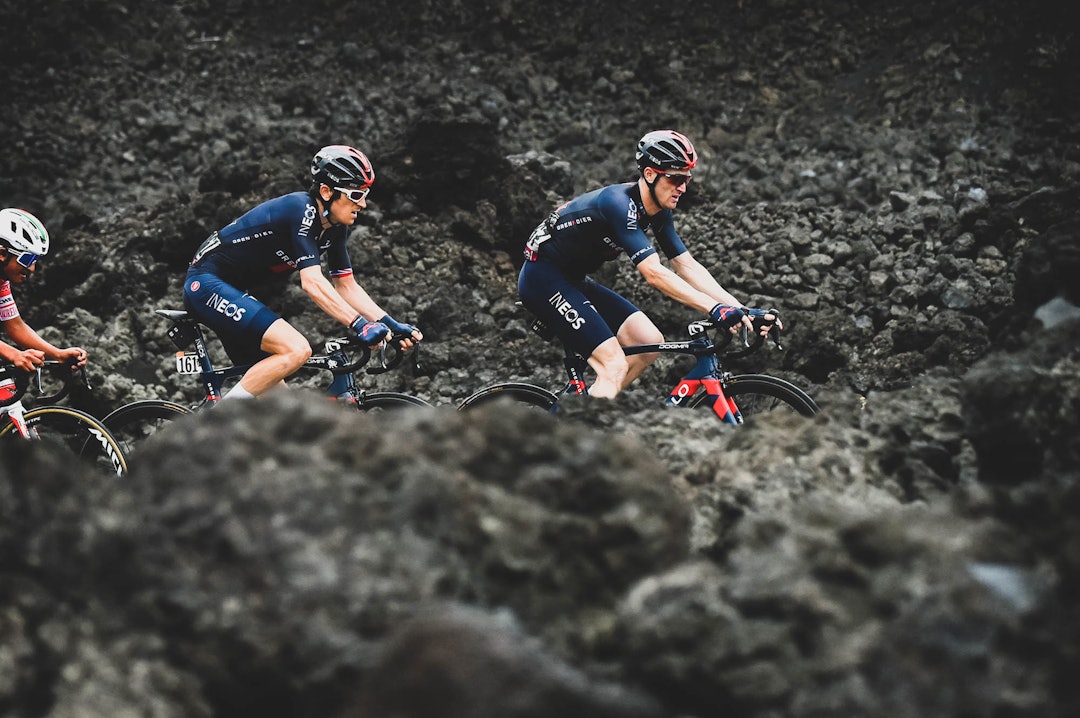 HELSVART: Geraint Thomas fikk det like mørkt som lavasteinene på Etna i går. Foto: Cor Vos. geraint-thomas-ineos-4