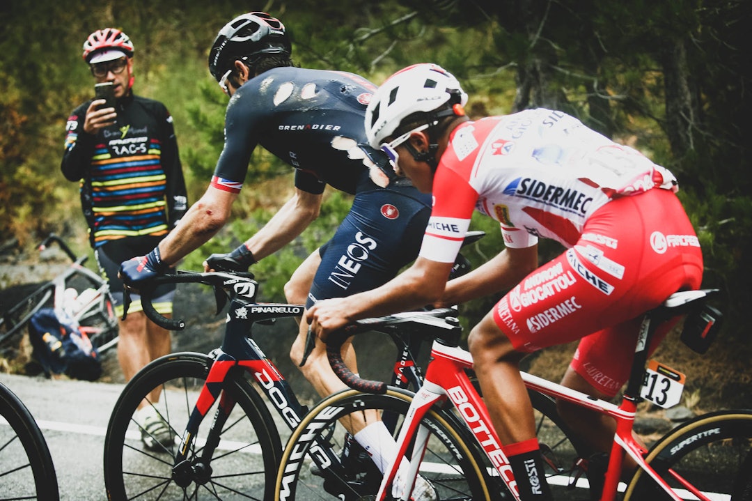 REPARERT: Geraint Thomas veltet allerede under den nøytrale starten på den tredje etappen. Foto: Cor Vos. geraint thomas velt giro d'italia