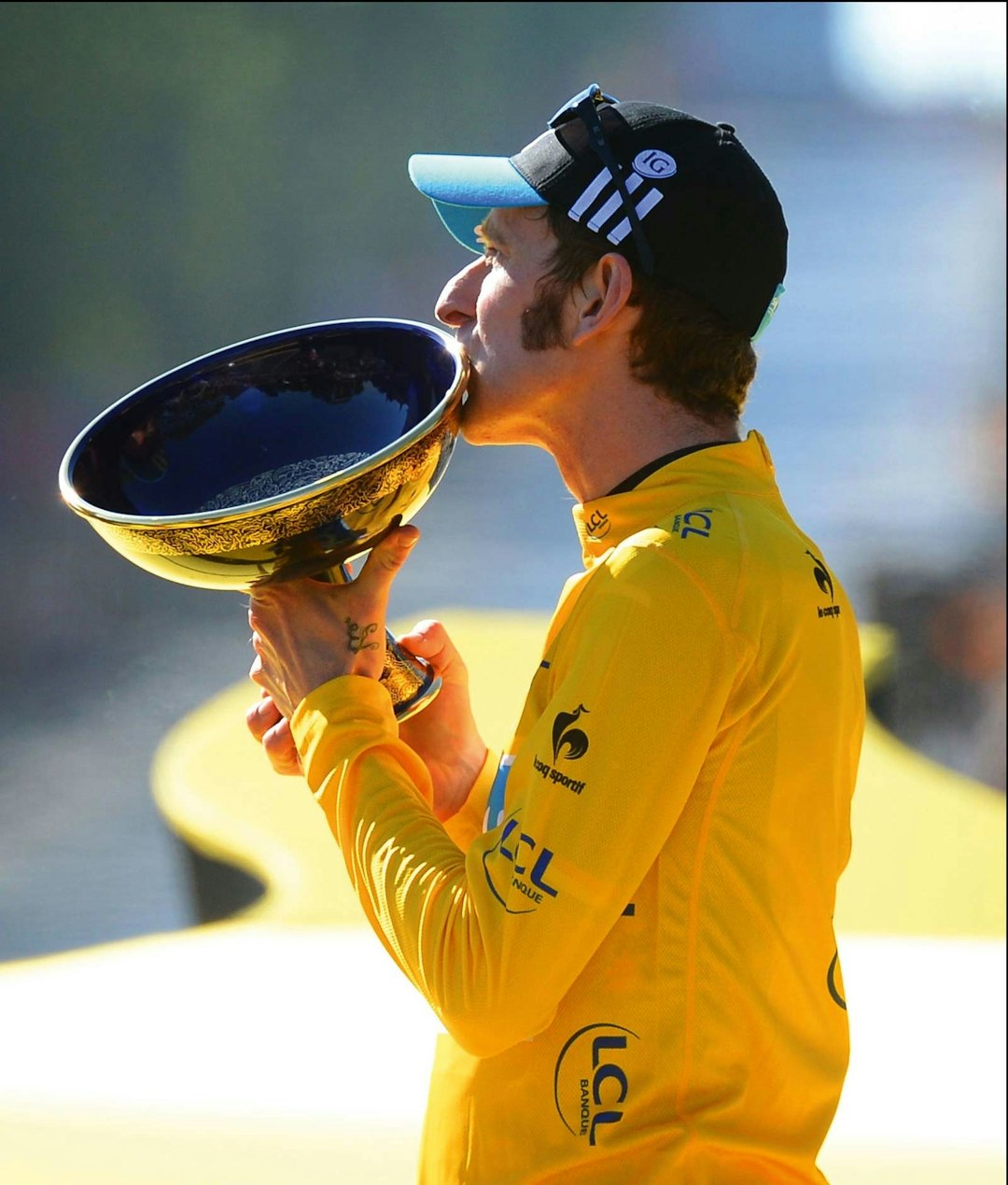 FØRSTE GULE: Bradley Wiggins vinner Tour de France i 2012, som første brite i historien. Foto: Cor Vos.