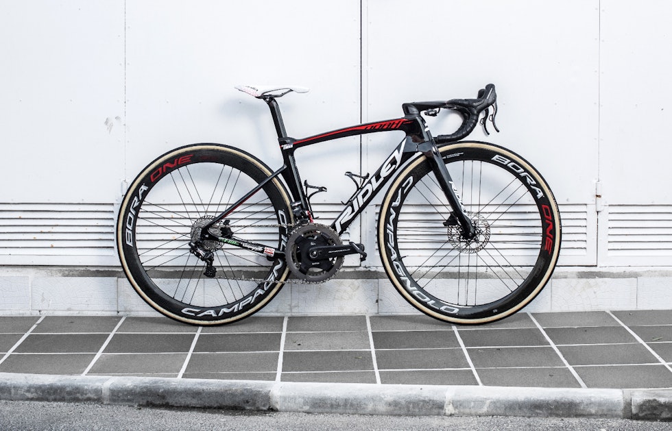 LITEN: Ridley eller Lotto Soudal har ikke oppgitt noen rammestørrelse på Ewans sykkel, men den er trolig størrelse 48. Ewan har et 140mm stem for å komme langt over styret i spurtene. FOTO: Face Peeters Noah Fast Disc Caleb Ewan - Copyright FacePeeters_1(1)