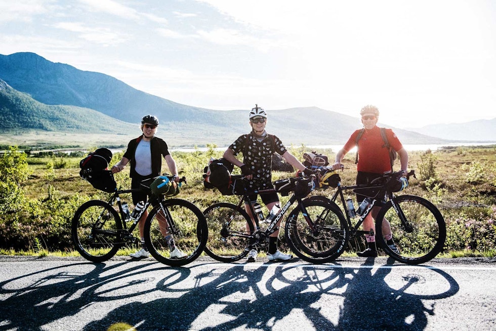 DE ORANJE: Far og sønn Overstegen på vei fra Nordkapp til Bodø. De sov i telt, og klokket mellom 200 og 250 kilometer om dagen. Bildet er tatt da jeg møtte dem for andre gang. Fra venstre: Rutger, Sjoerd og Erwin. DE ORANJE: Far og sønn Overstegen på vei fra Nordkapp til Bodø. De sov i telt, og klokket mellom 200 og 250 kilometer om dagen. Bildet er tatt da jeg møtte dem for andre gang. Fra venstre: Rutger, Sjoerd og Erwin.