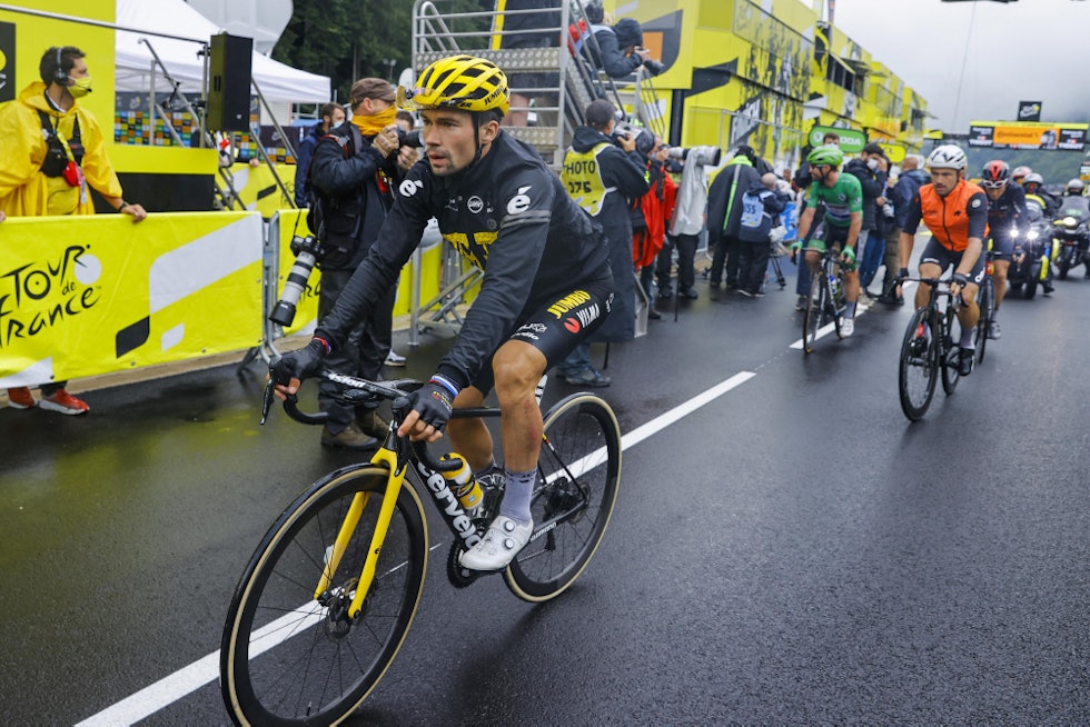 OVER OG UT: Primoz Roglic kom inn med grupettoen, 35 minutter bak etappevinner Dylan Teuns. Foto: Cor Vos primoz roglic, tour de france(3)