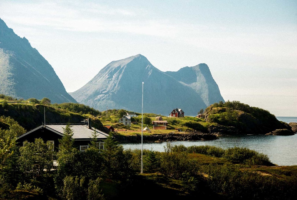 STORT FJELL, LITEN VEI: Det er umulig å tenke seg hvor veiene skal gå eller hvor de skal ende på Senja. Her overgangen rundt Bringneset mot Senjahopen. STORT FJELL, LITEN VEI: Det er umulig å tenke seg hvor veiene skal gå eller hvor de skal ende på Senja. Her overgangen rundt Bringneset mot Senjahopen.