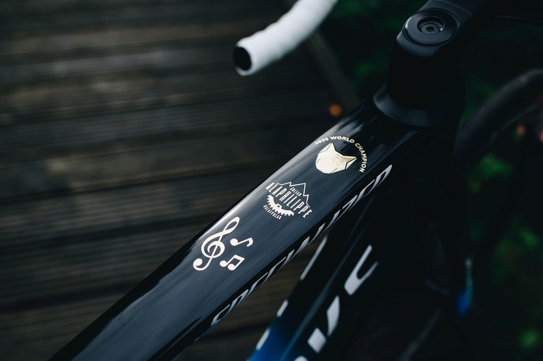 WOLF PACK: Overrøret har fått design til minne om vm-seieren i Imola. Julian-alaphilippe-verdensmester-sykkel-5