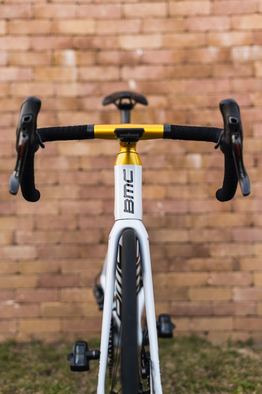 GULL-STYRE: Greg Van Avermaets BMC har gullfarget styre og stem, samt gulldetaljer på rammen. GVA BMC gullsykkel