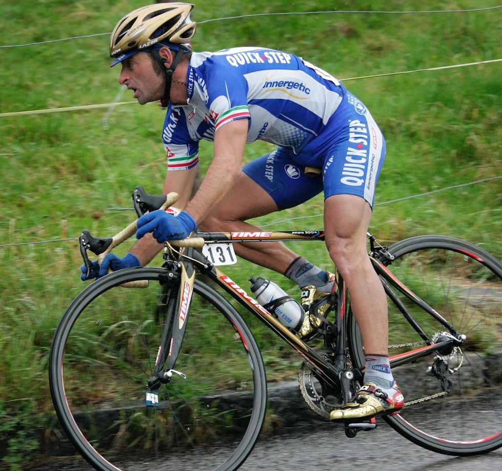NY TRADISJON: Paolo Bettini begynte å kle seg i gull etter OL-seieren i 2004. Foto: Corvos Paolo Bettini