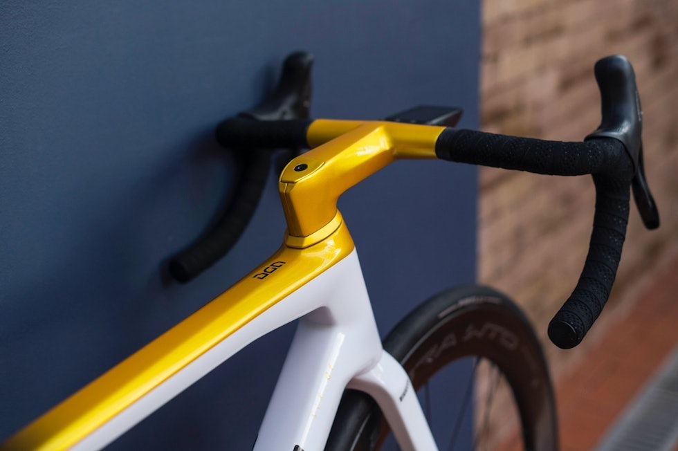 SUPER-RYDDIG: GVAs nye BMC har integrert styre og stem og usynlige ledninger og bremseslanger. GVA BMC gullsykkel