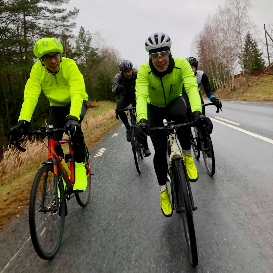 SELSKAP: Vi har stort sett vært i vårt eget selskap, men her møtte vi på en svensk-fransk medsyklist ved Eskilstuna. F.v. Patrick, Jonas.Foto: Ketil W.Aanesen.