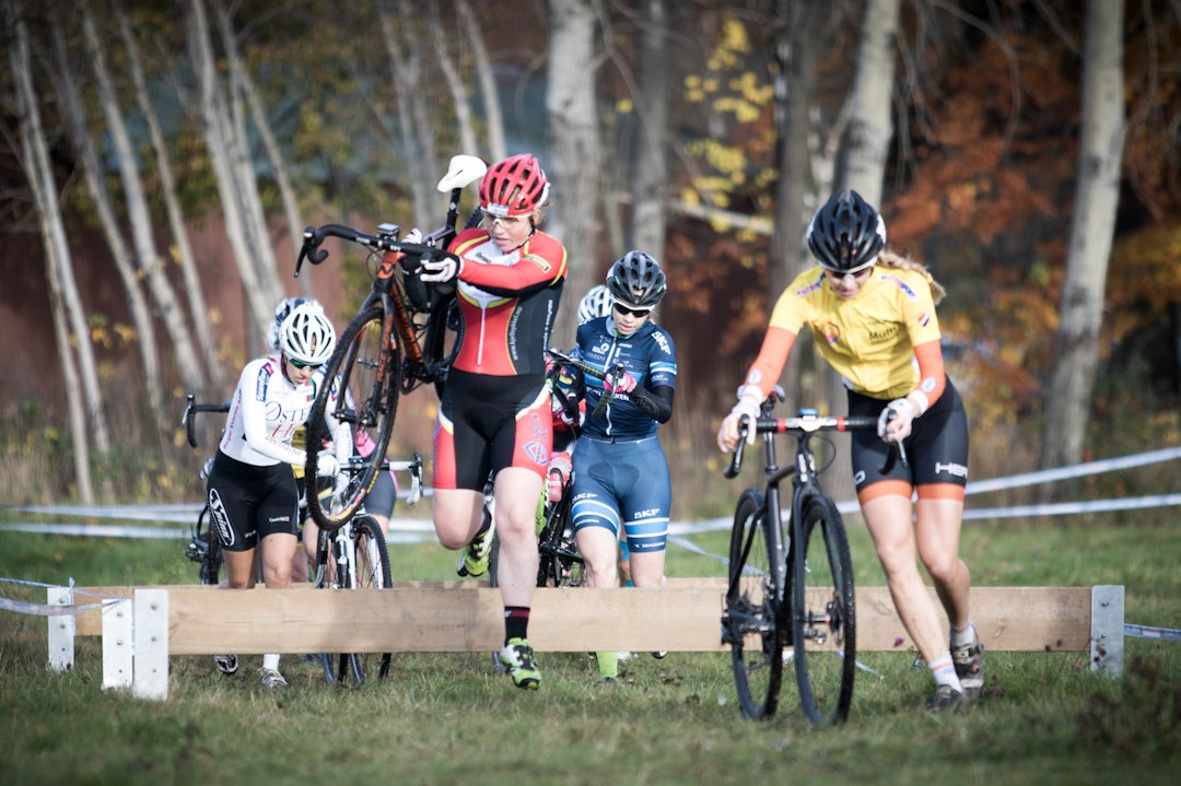 NM på søndag blir et rotterace mellom de tre jentene som ligger i toppen av Norgescupen etter de seks ordinære cuprundene. Foto: Bengt Ove Sannes Sveum - Hole Mohr - Sveen behind - NC6 2015 - Bengt Ove Sannes 1400x933