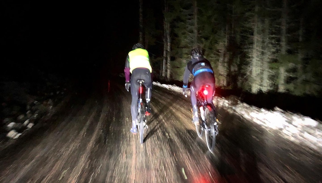 LYS I MØRKET: Vi sykler for en god sak, selv om det noen ganger kan virke mørkt. Foto: Jonas Orset