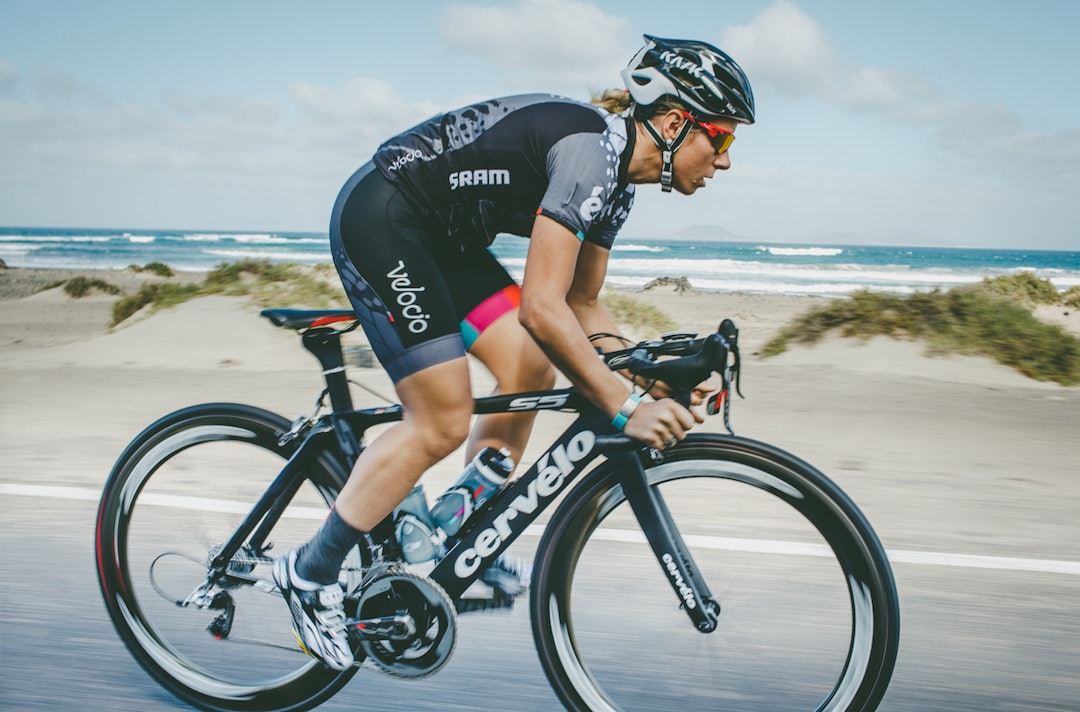 NY INNPAKKING: Velocio-SRAM sykler i år i nye drakter fra Velocio og på Cervélo sykler med SRAM komponenter. Foto: BrakeThrough-Media Velocio-SRAM Lanzarote Jan 2015- Foto BrakeThrough-Media 1400x924