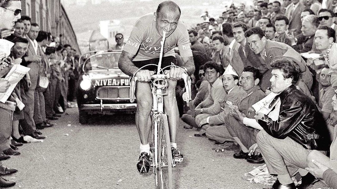 BITE I STYRET: Med brudd i kragebeinet og tunge gir trengte Fiorenzo Magni noe å dra i på styret. En stropp å bite i ble løsningen i Giroen i 1956. Magni Wilier