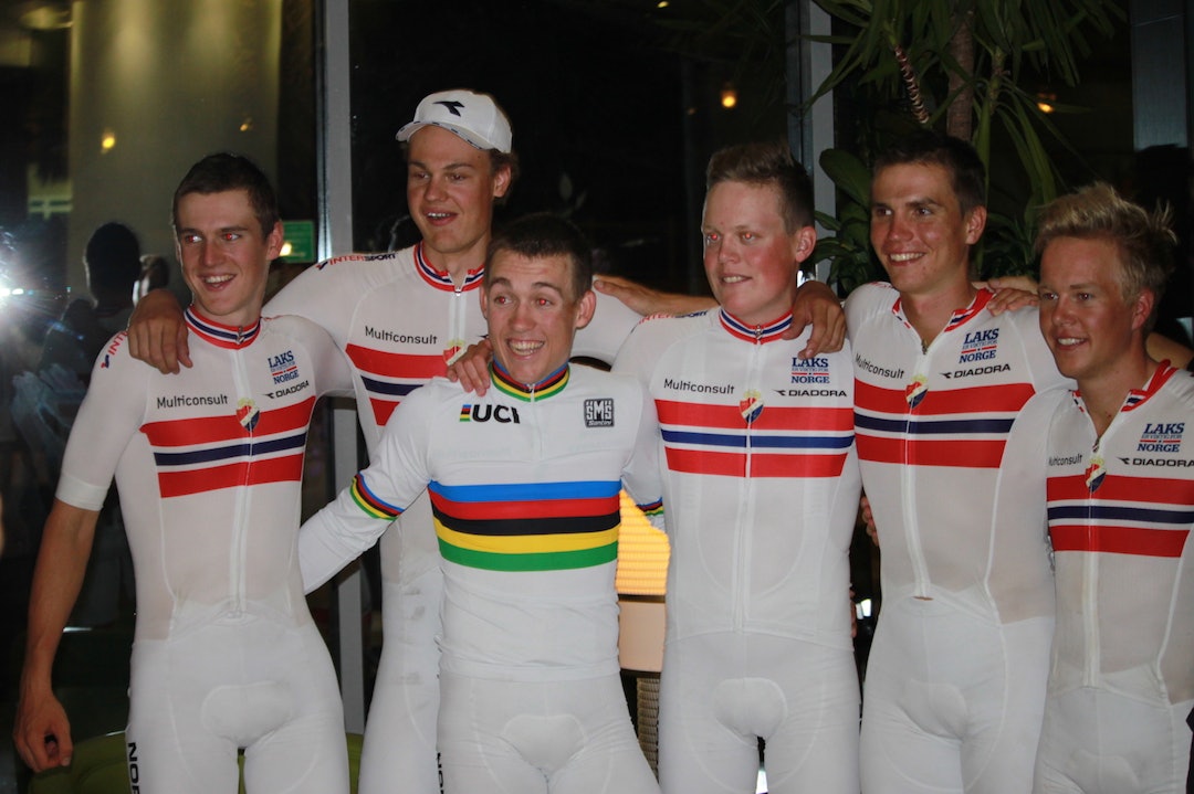 GULLGUTTER: Verdensmester Kristoffer Halvorsen sammen med resten av U23-landslaget under VM i Qatar. Foto: Per Erik Mæhlum/NCF Kristoffer Halvorsen - U23-landslaget VM Qatar 2016 - Foto Per Erik Mæhlum NCF