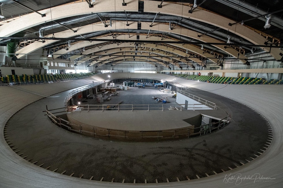 TRENGER GULV: Velodromen mangler gulv på indre bane, men selve banedekket er straks ferdig. Foto: Kjetil Birkeland Pedersen. sola velodrom