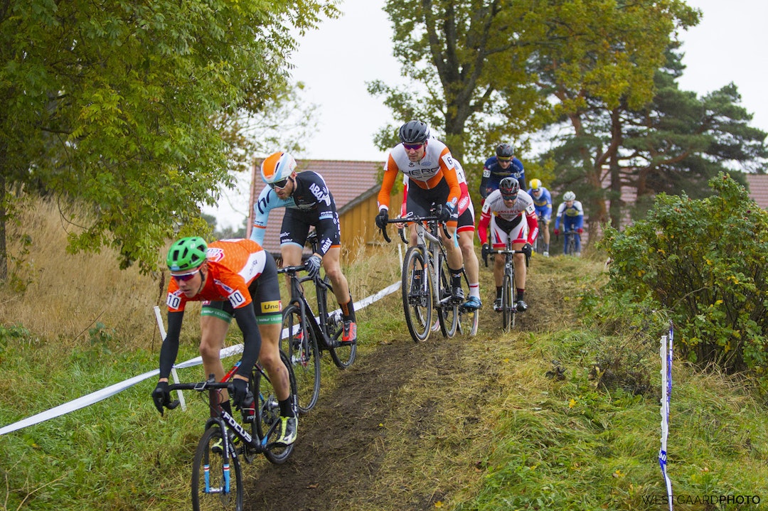 FØRSTEMANN: Erik Nordsæter Resell med feltet på slep under Hovekross - Morten Vaeng, Nicolas Bourdillat og Marius Ylven Westgaard. Foto: Pål Westgaard Erik Resell - Morten Vaeng - Nicilad Bourdillat - Marius Westgaard - NC4 Hove - Pål Westgaard 1400x933