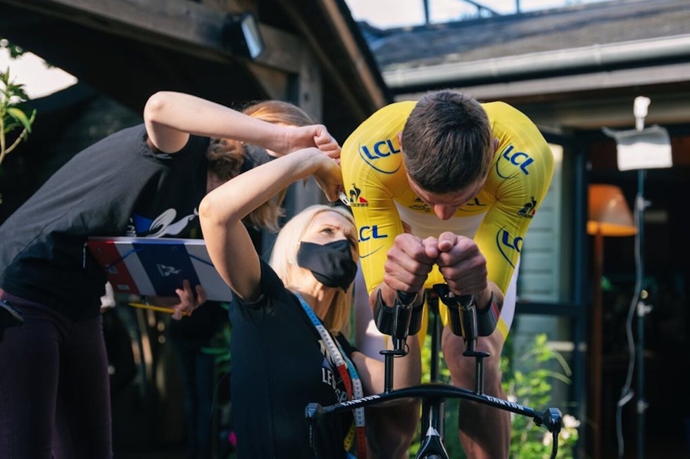 SKREDDERSØM: Tour de France' skreddere hjelper med tilpasning av tempodrakten til Mathieu van der Poel. Foto: Alpecin-Fenix. E5Emt3GXEAMgaXe-1340x894