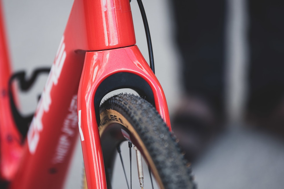 GOD KLARING: Tar du vekk gummibiten i gaffelen, kan du sette på dekk helt opp til 55 mm. Dare Bikes GFX