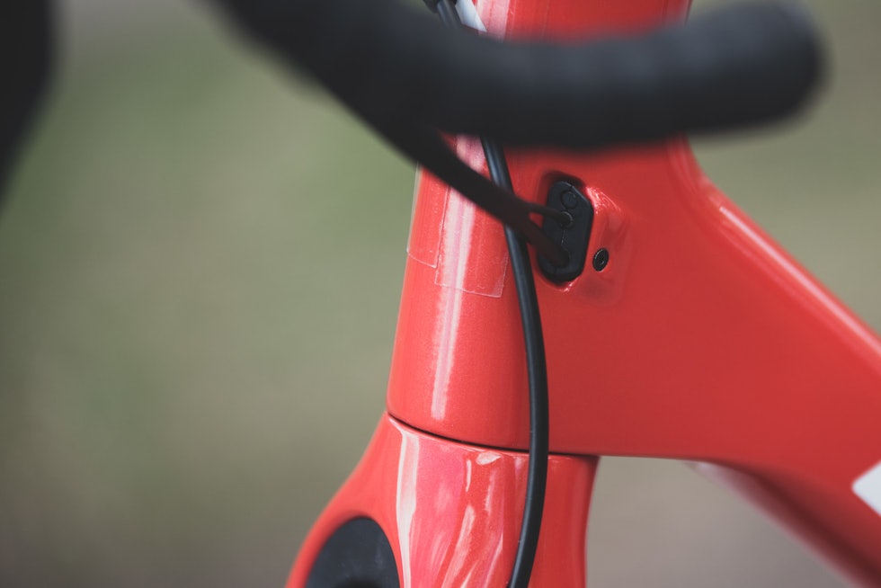 RYDDIG: Girledninger og bremsestrømper rutes pent inn i rammen. Dare Bikes GFX