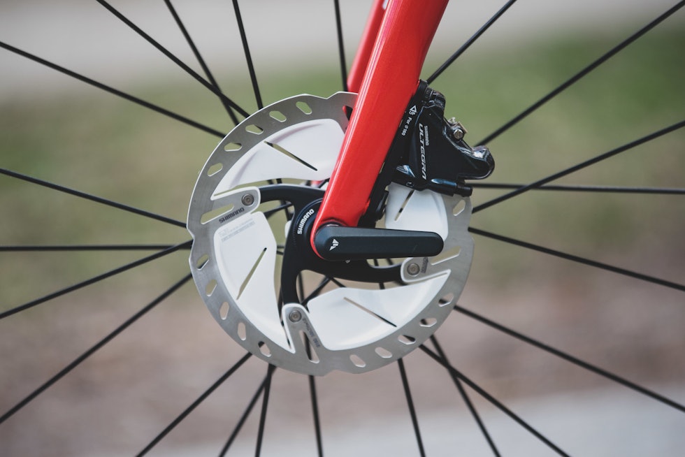 SATSER STORT: Dare har bremseskiver med 160 mm diameter foran og bak. Det skal gi deg god stoppkraft i de bratteste bakkene. Dare Bikes GFX