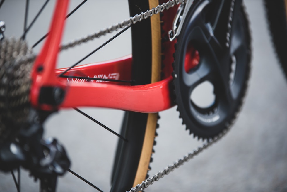 ASYMMETRISK: Kjedestaget på drevsiden er senket, for å gi plass til dekk med større volum. Dare Bikes GFX