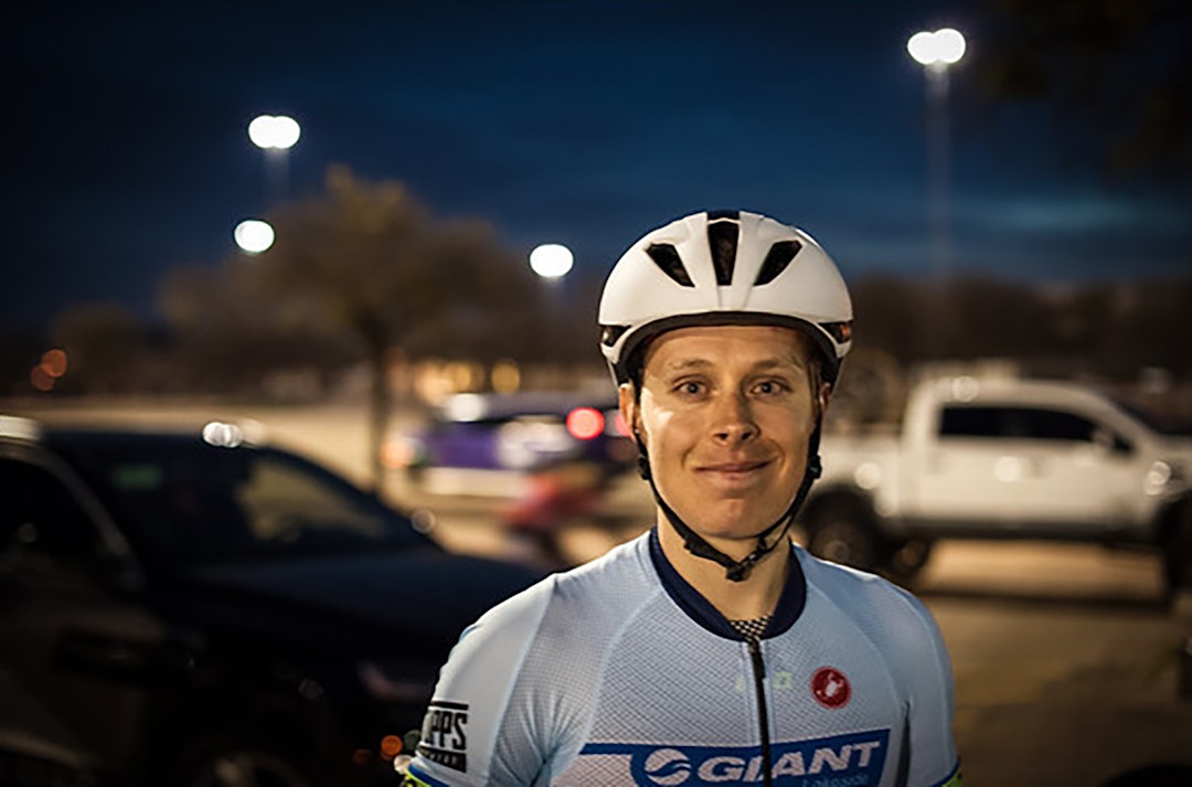 BEREIST: Jonas Orset reiser verden rundt med sykkelen og deltar her under Fair Park Night Crit. Foto: Andrew Bailey