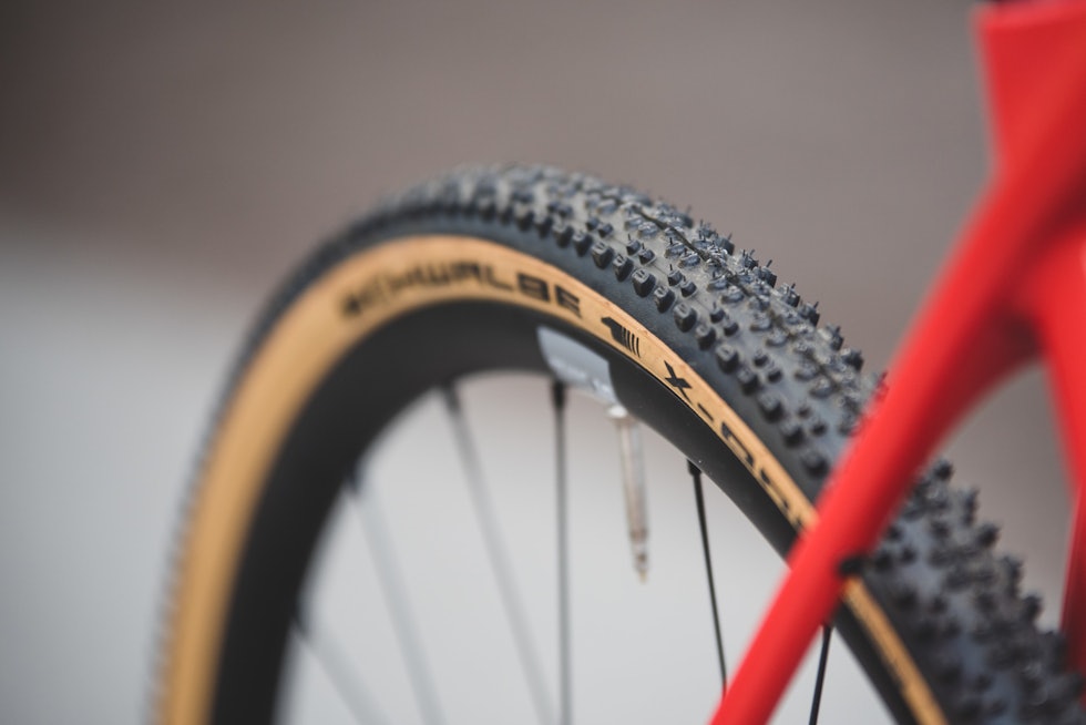 GROVIS: Vi testet sykkelen med 33 mm brede X-one fra Schwalbe, samt 32 mm Conti GP 5000. Sykkelen har plass til 50 mm brede dekk i vanlig størrelse, eller 2,25 brede 650b-dekk. Dare Bikes GFX