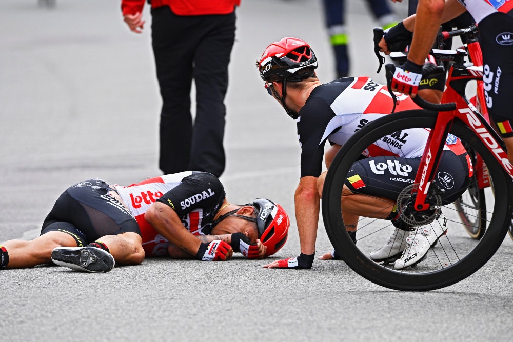 UTE: Caleb Ewan ble fraktet bort i ambulanse, etter den brutale velten på oppløpet. Foto: Cor Vos caleb ewan, tour de france, velt