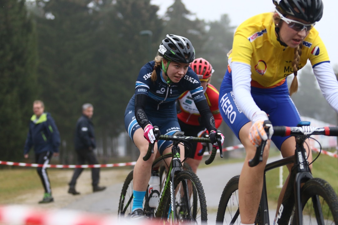 Damene kjempet også til siste meter på dagens Norgescupritt. Her er Tiril Hole Mohr foran Marit Sveen og Elisabeth Sveum (bak) Foto: Bengt Ove Sannes Tiril Hole Mohr - Marit Sveen - Elisabeth Sveum - Bengt Over Sannes