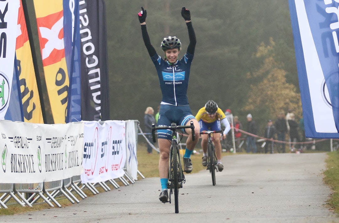 Damene kjempet også til siste meter på dagens Norgescupritt. Her er Tiril Hole Mohr foran Marit Sveen og Elisabeth Sveum (bak) Foto: Bengt Ove Sannes Marit Sveen - Tiril Hole Mohr - Foto Bengt Ove Sannes 1400x924