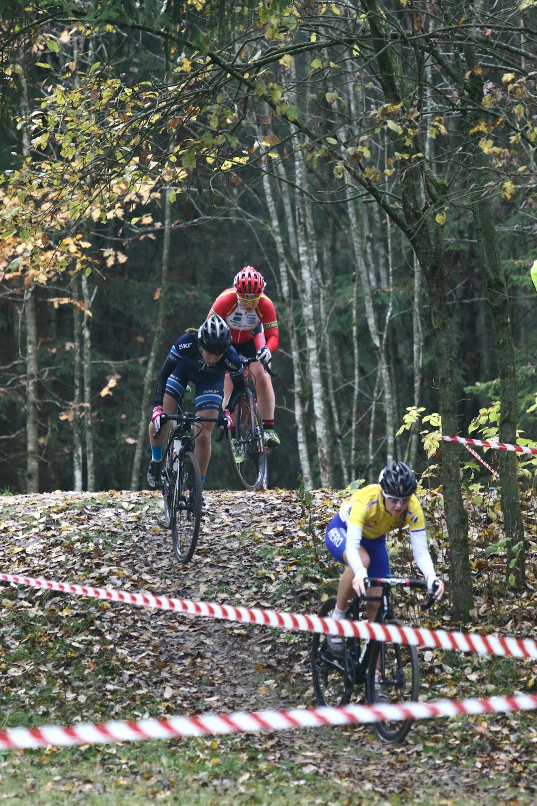 Tiril Hole Mohr i front på jentenes Norgescupritt i Skien søndag. Foto: Bengt Ove Sannes Hole Mohr - Sveen - Sveum - Foto Bengt Ove Sannes 1400x