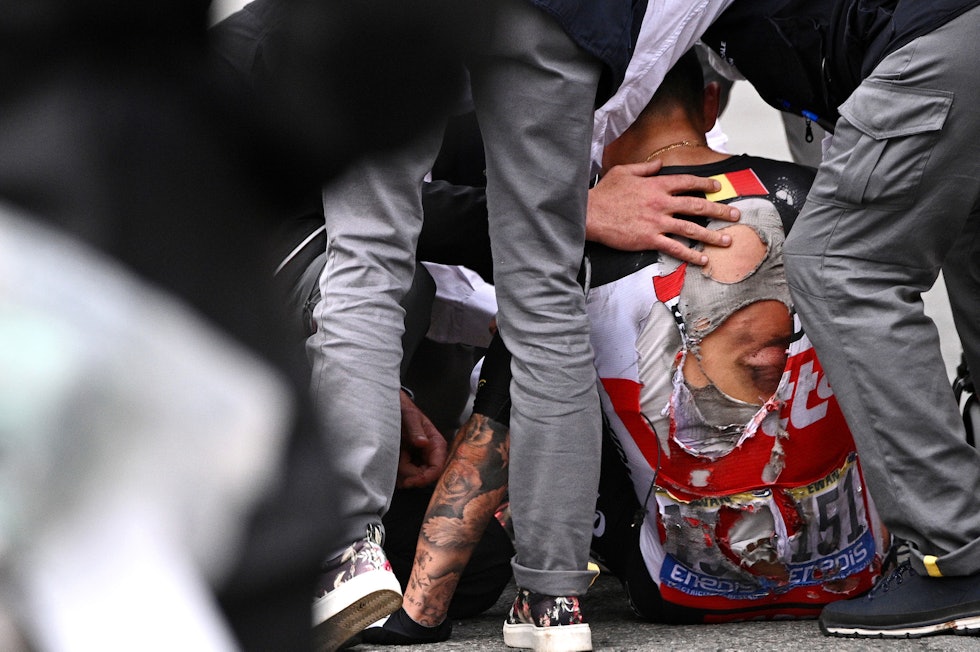 SMADRET: Caleb Ewan skled nærmere ti meter på ryggen, og har nå brutt rittet. Foto: Cor Vos. caleb-ewan