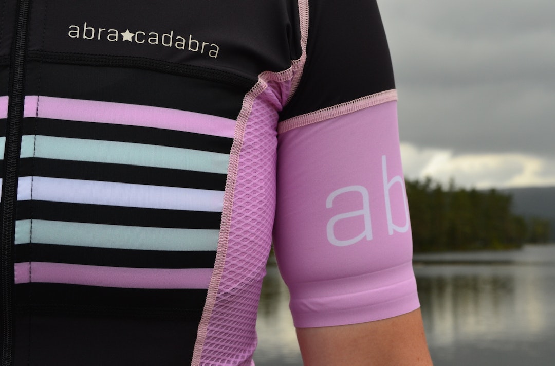 VELKLEDD: Designet til Abracadabra-drakten synes godt i et ellers retropreget miljø. Silikonbåndet rundt ermene er i utgangspunktet for stramt, og må strekkes. Foto: Marcus Liebold. DSC_5849