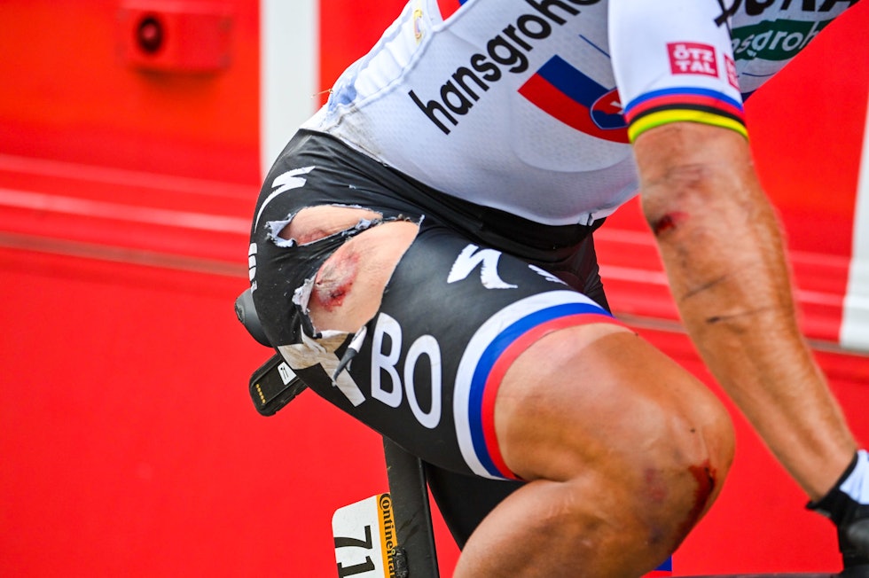 UFRIVILLIG: Peter Sagan kom seg ikke unna Ewan, og seilte flere meter på hofta. Foto: Cor Vos. tour-de-france-velt-2