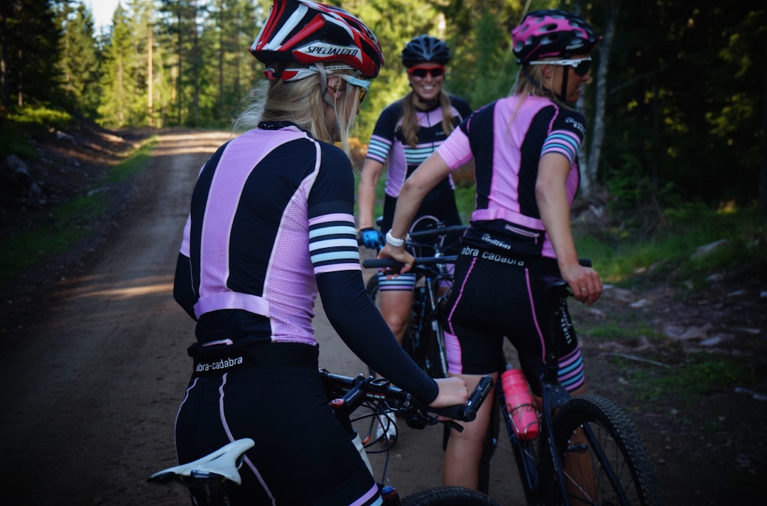 ELEGANT: Sykkeltøyet til Abracadabra ser like fint ut uansett om du sykler på landeveien, i terrenget eller i spinningssalen. Foto: Abracadabra Cyclewear. abracadabracyclewear, samlet slutt
