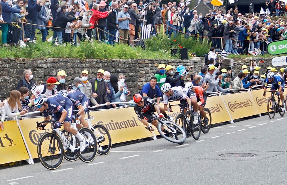 HER GÅR DET GALT: Ewan sykler i bakhjulet til Merlier og dundrer i bakken, og drar med seg Sagan. Foto: Cor Vos caleb ewan velter tour de france