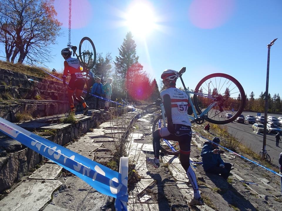 Katrine Hofseth (til vesntre) vant dameklassen, men syns trappen var seig. Foto: Stian Tveit Katrine Hofstad - Øyvind Benne Nordengen - Stian Tveit