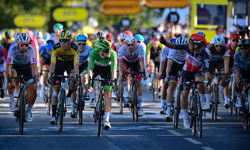 VANT I FJOR: Her er Ewan først over streken på den 10. etappen i fjorårets Tour de France. Foto: Cor Vos caleb ewan tour de france