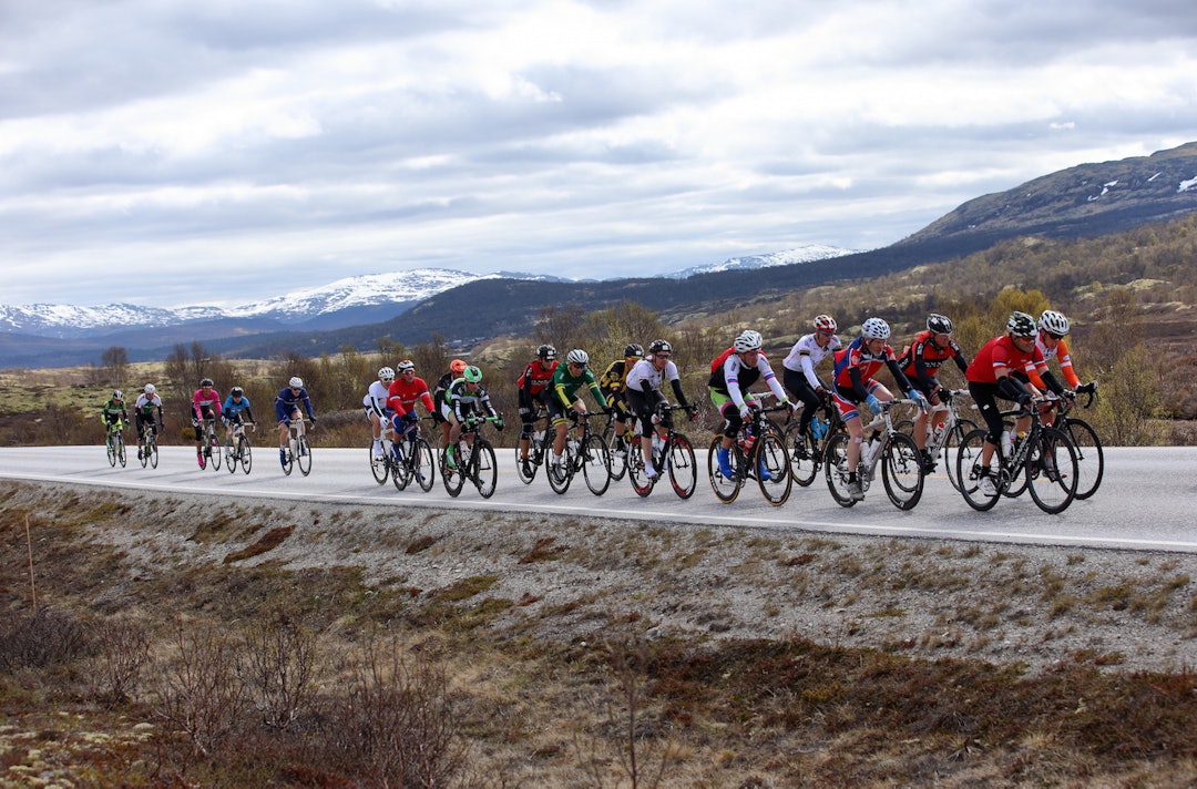 Bruddet stakk fra hovedfeltet allerede før Dovre. Foto: Ola Morken Fellesstart felt2 Ola Morken 1400x924