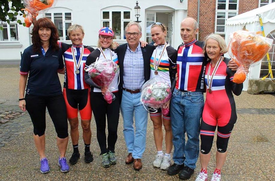 De norske medaljevinnerne VM Tempo 2015: (fra venstre) Heidi Jørgensen Krokdal i NCF, Sissel Vien, Trine Hansen, Harald Tiedemann Hansen (NCF), Elisabeth Solberg, Jan Bodin og Sidsel Grøndalen. Foto privat VM Tempo 2015 - Heidi Jørgensen Krokdal - Sissel Vien - Trine Hansen - Harald Tiedemann Hansen - Elisabeth Solberg - Jan Bodin - Sidsel Grøndalen - Foto privat 1400x925